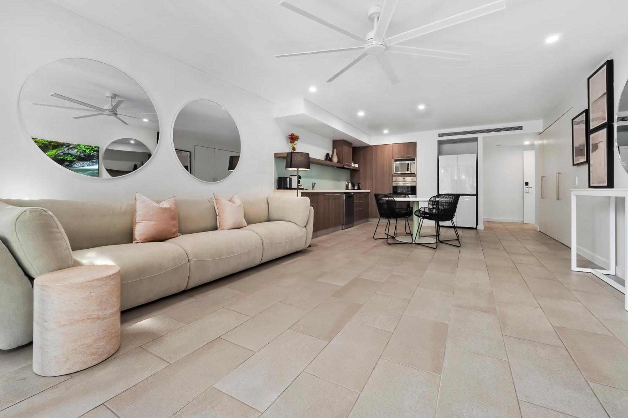 Private Apartments In The Temple Beachfront Resort Palm Cove Phòng bức ảnh