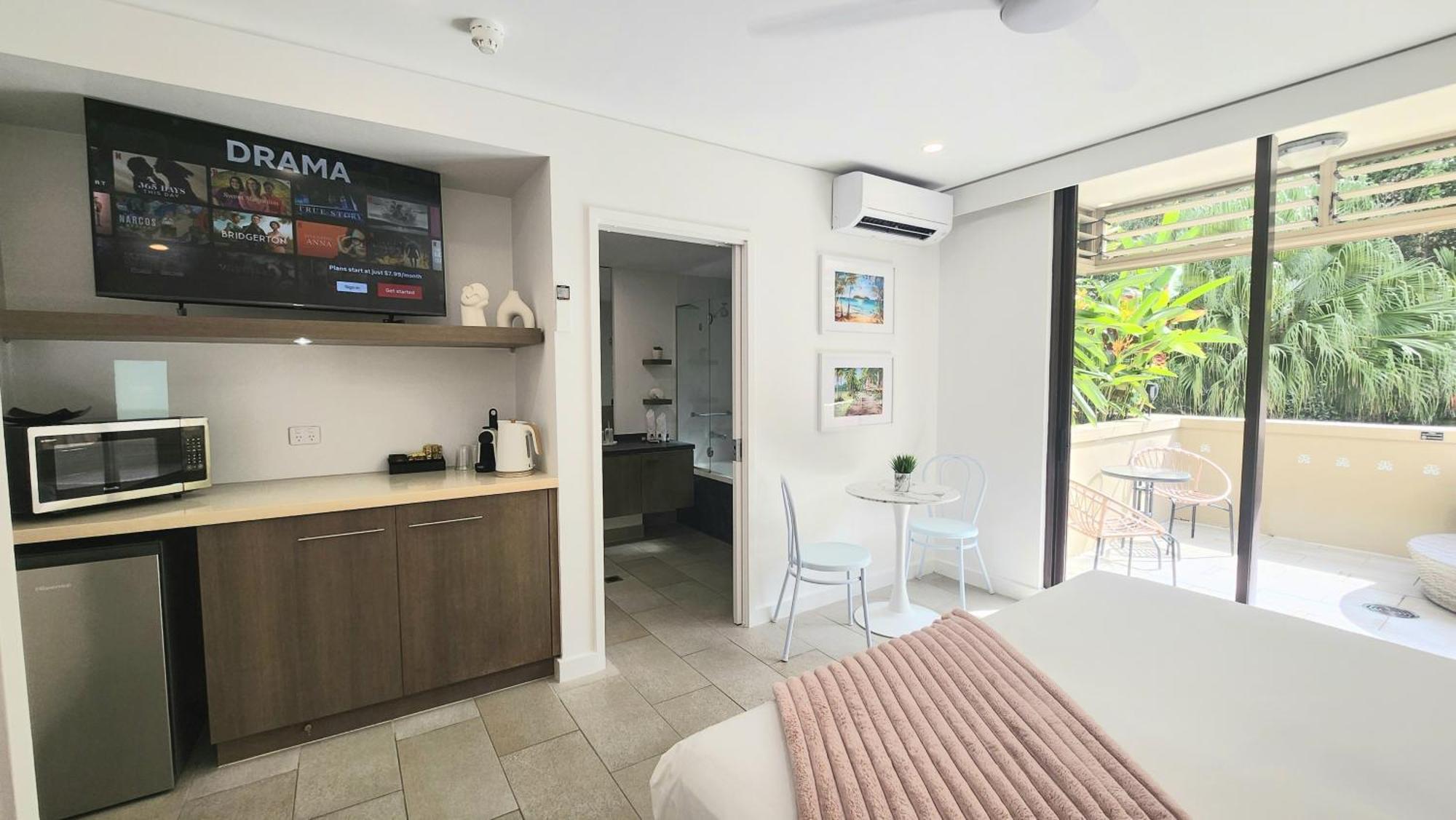 Private Apartments In The Temple Beachfront Resort Palm Cove Phòng bức ảnh