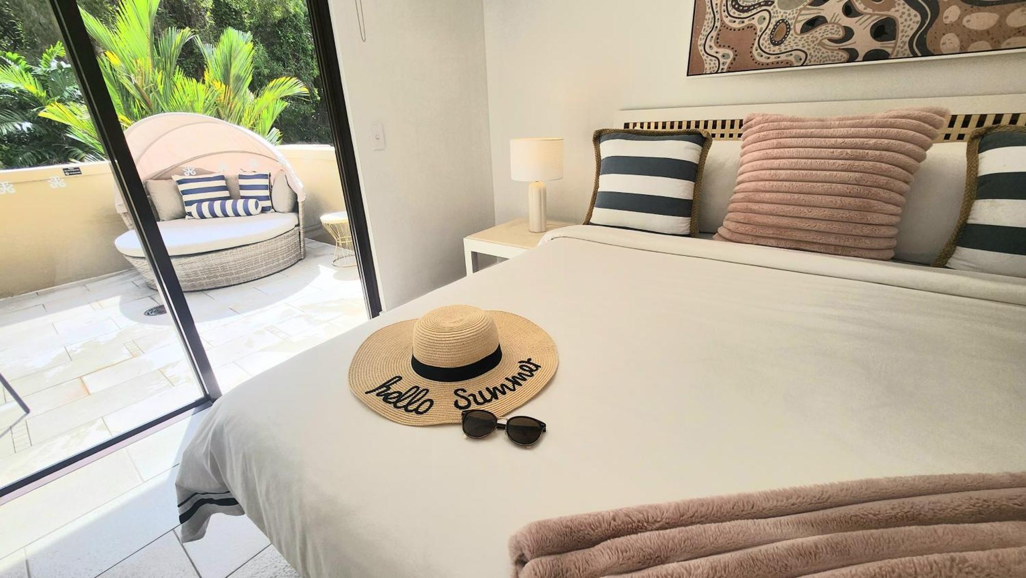 Private Apartments In The Temple Beachfront Resort Palm Cove Phòng bức ảnh