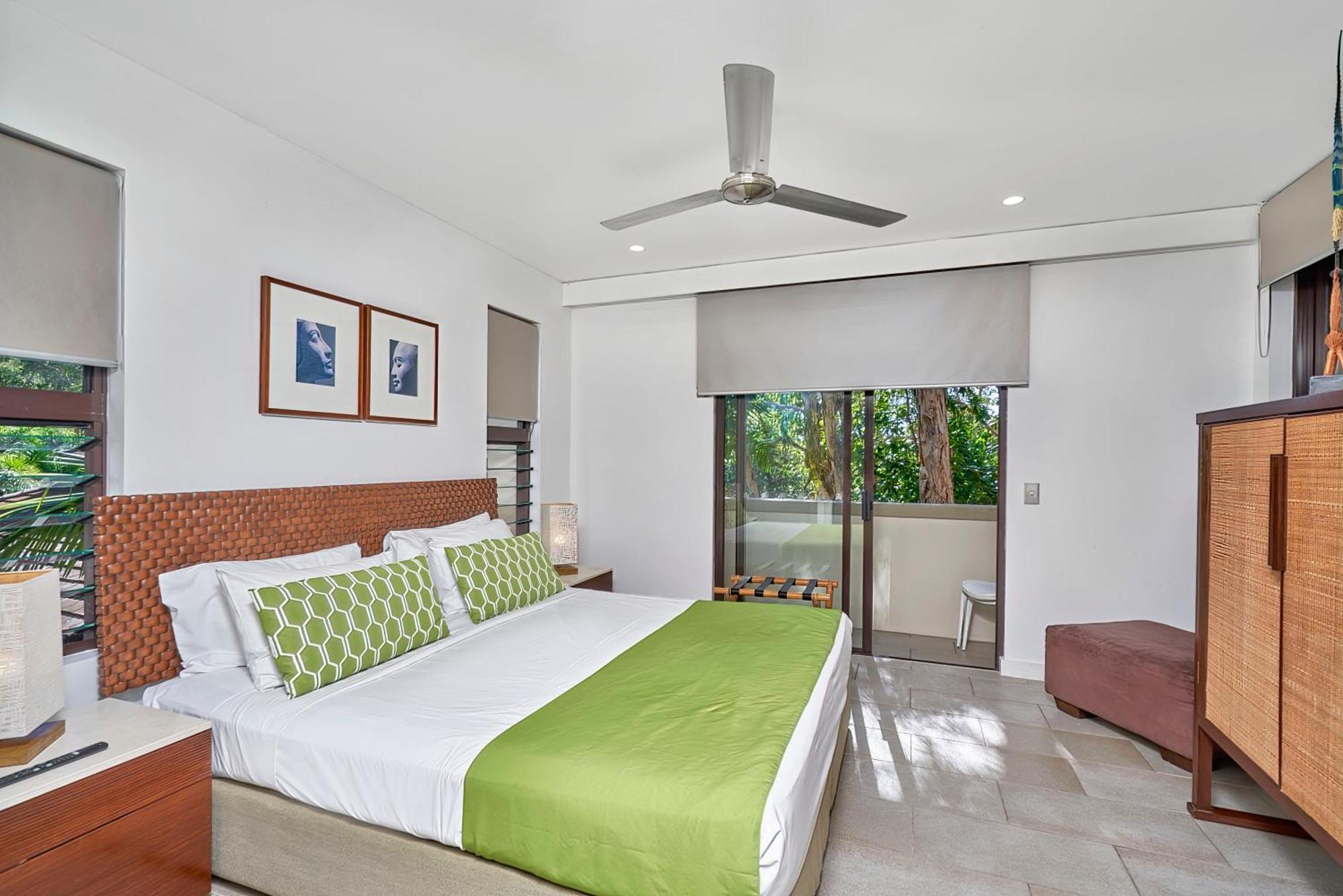 Private Apartments In The Temple Beachfront Resort Palm Cove Phòng bức ảnh
